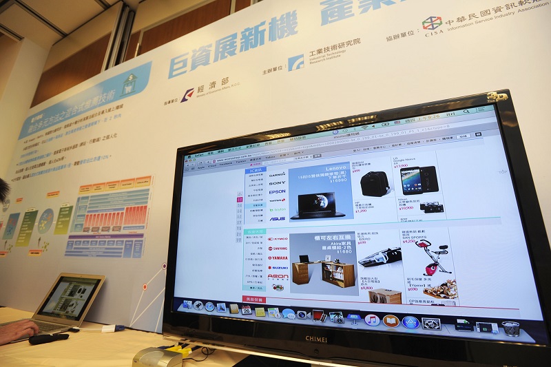 2015－工研院開發巨量資料演算法，協助momo購物網（富邦媒體科技）、台灣大哥大提升點閱率並分析消費行為。