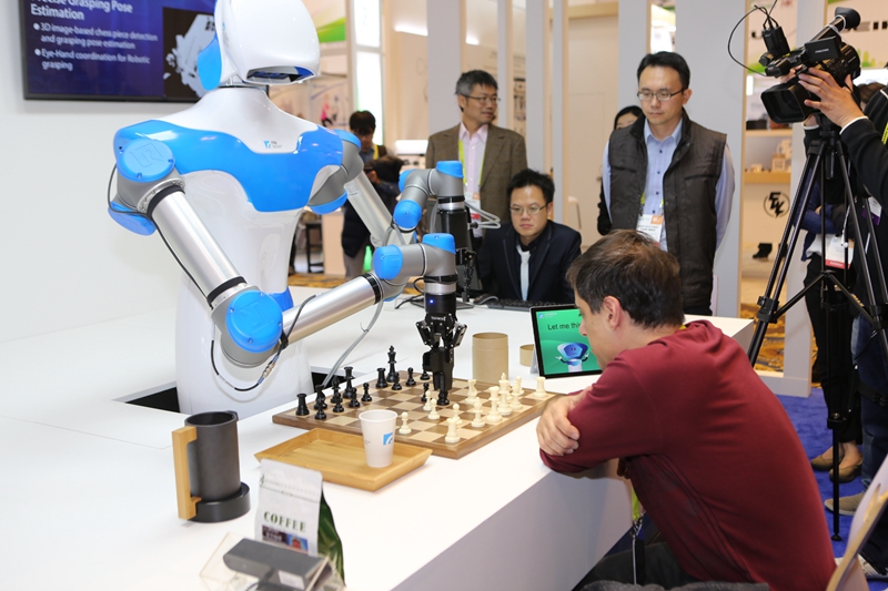 工研院「智慧視覺系統機器人」，結合了工研院所開發的智慧視覺技術以「眼到手就到」的功能為來賓倒咖啡及一起下西洋棋。