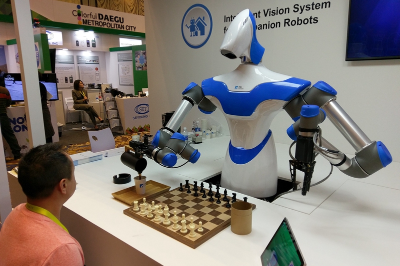工研院「智慧視覺系統機器人」，結合了工研院所開發的智慧視覺技術以「眼到手就到」的功能為來賓倒咖啡及一起下西洋棋。