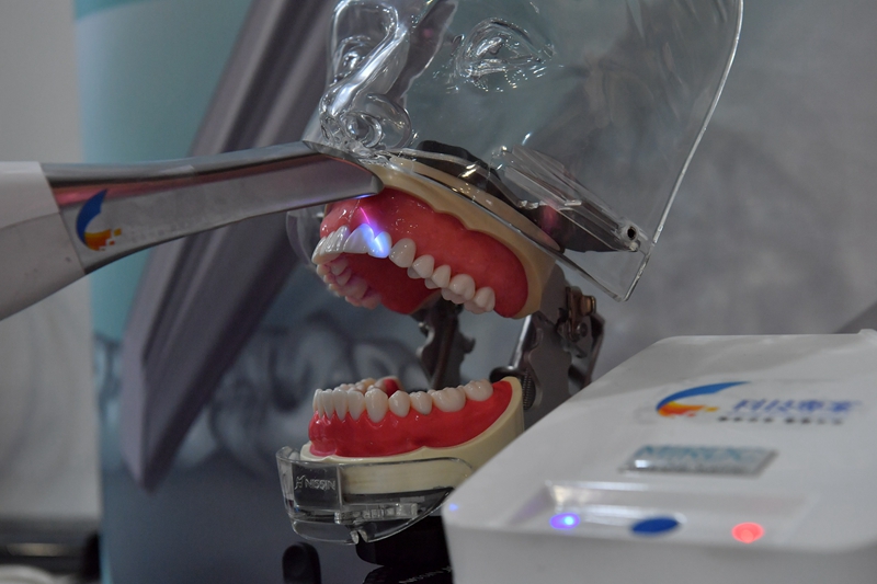 利用藍光雷射口內掃描系統，未來牙醫師掃描完病患的口腔後，就能即時將數位建模資料傳送給齒雕業者，符合病患所需的假牙，不但減輕牙醫師建模負擔，亦大幅減少牙齒翻模的誤差。