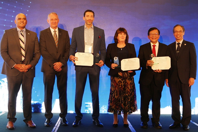 工研院今（23）日於新加坡獲頒ITS世界大會亞太區產業成就獎，與美洲Panasonic North America、歐洲Connected Places Catapult齊名。
