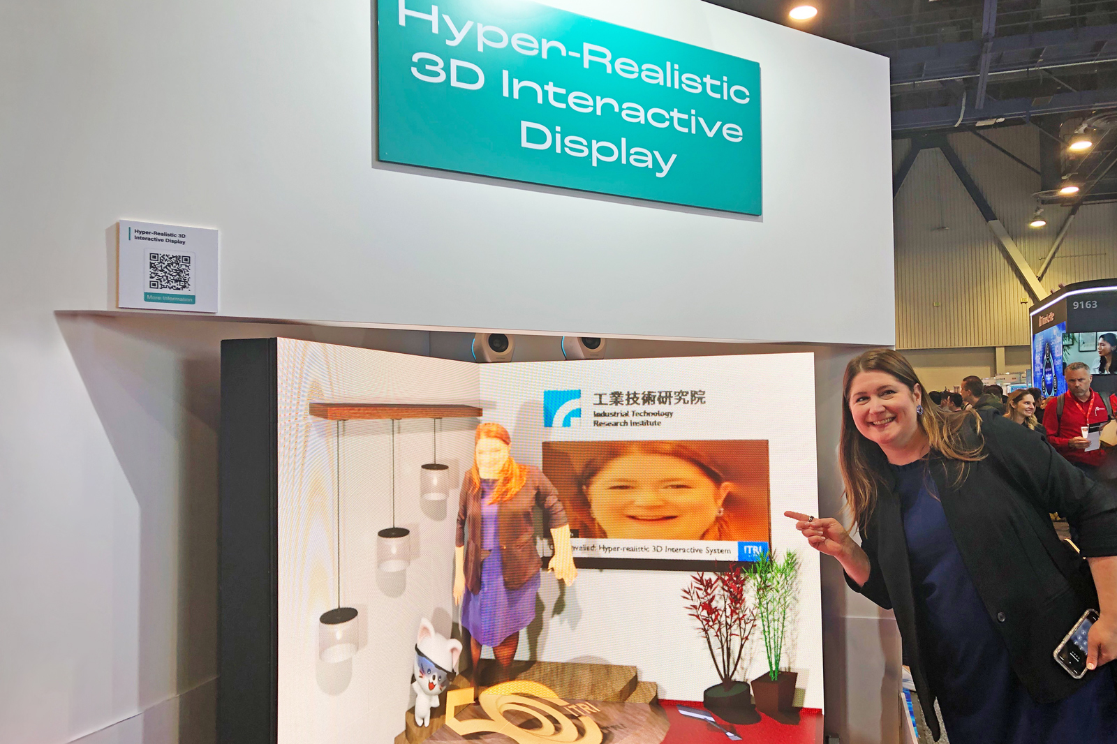 CTA市場研究總監Jessica Boothe親自赴工研院攤位體驗並表示，工研院展品符合CES 2024發表主要趨勢AI、永續及包容，非常精彩，體會「高擬真3D互動系統-Hyper-Realistic」後開心與其生成人像合影。