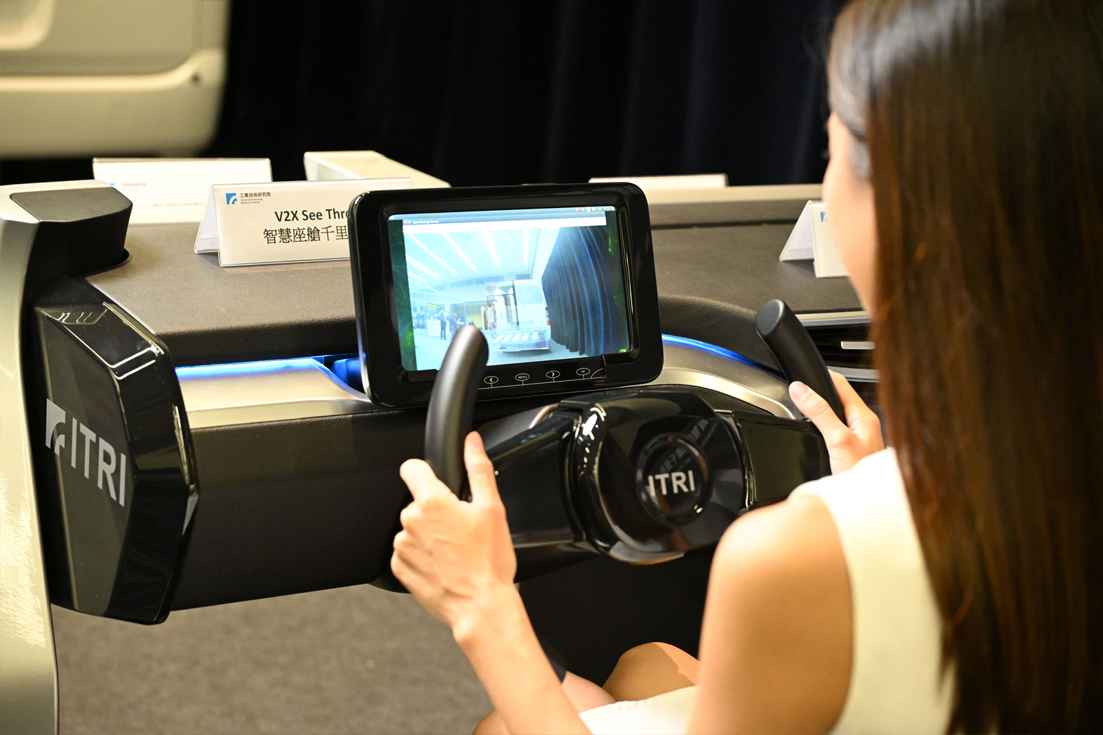 工研院研發「V2X See through」技術，結合V2X車載通訊，透過車載裝置即可掌握前方車輛視角的行車影像，就像智慧座艙千里眼。