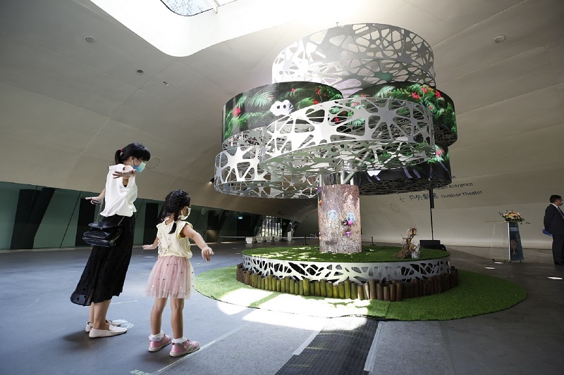 工研院與許多產業打造結合科技與藝術的祈福許願樹，是臺灣最大的小間距mini-LED曲面顯示器，整合顯示器與互動感測模組技術，透過LINE即時將願望傳遞到許願樹上，小朋友亦可即時與各種3D可愛動物互動。