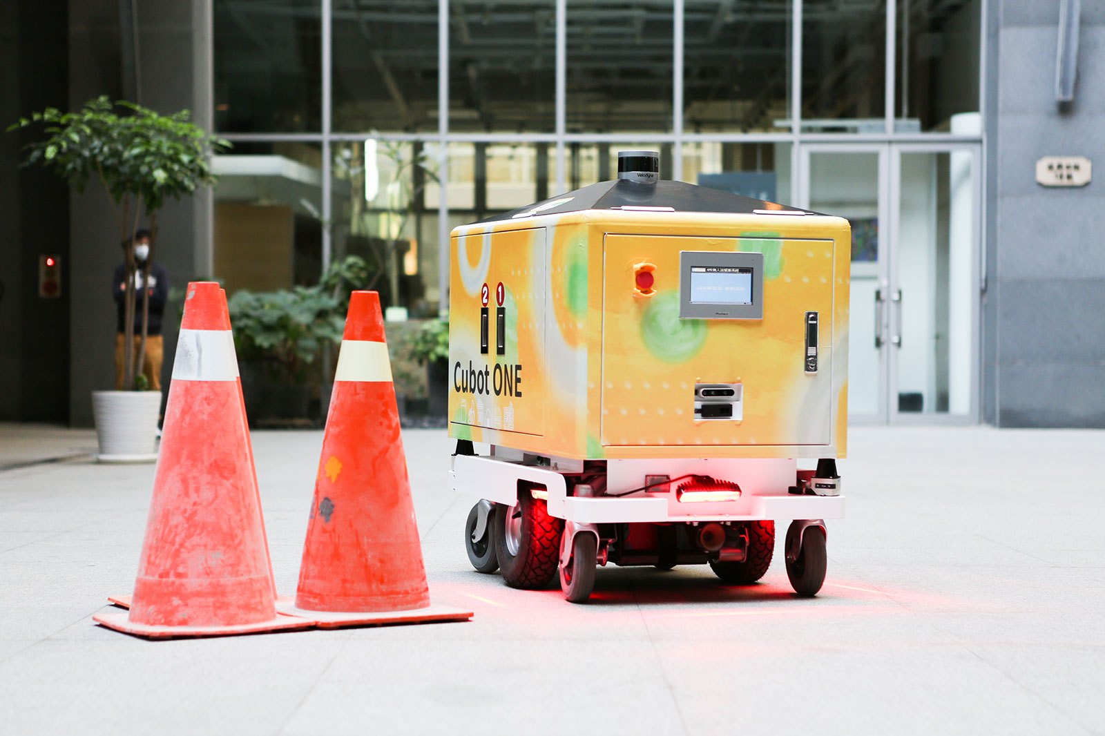 工研院整合3D定位與導航技術、專利車體設計，使機器人外送員Cubot ONE在遇到行人或障礙物，能智慧避開障礙，安全外送。