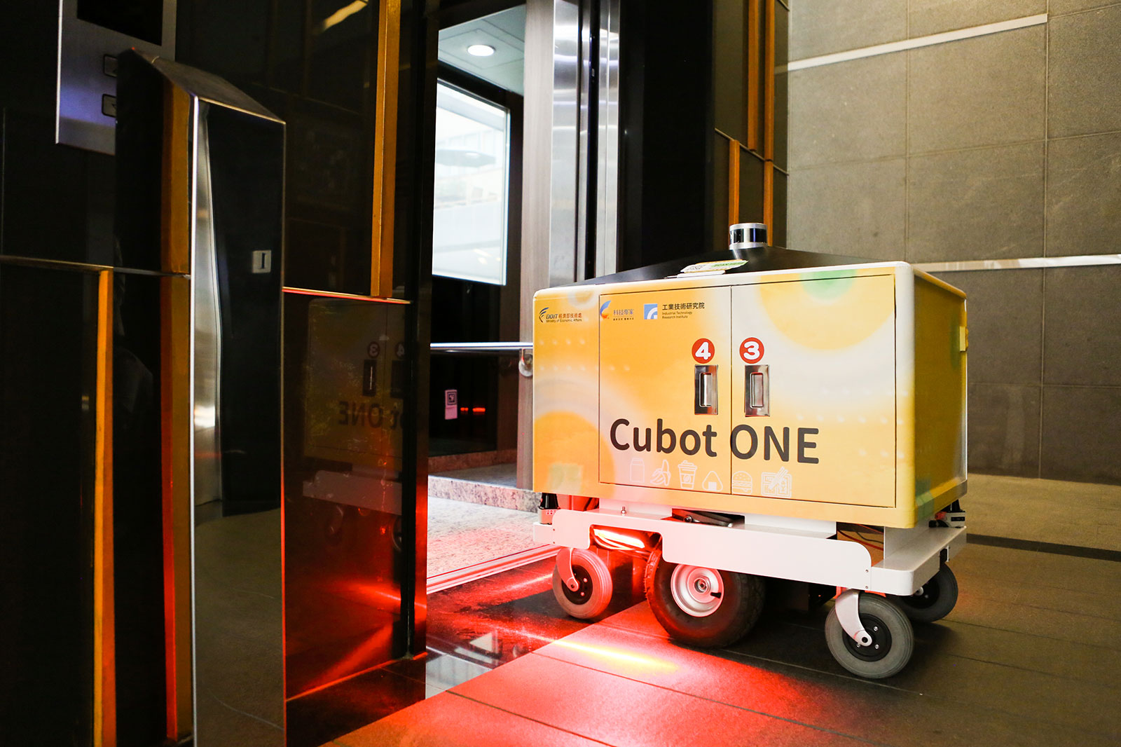 工研院機器人外送員Cubot ONE透過5G連網整合技術，能自主與電梯溝通、進出電梯，完成跨樓層送餐。