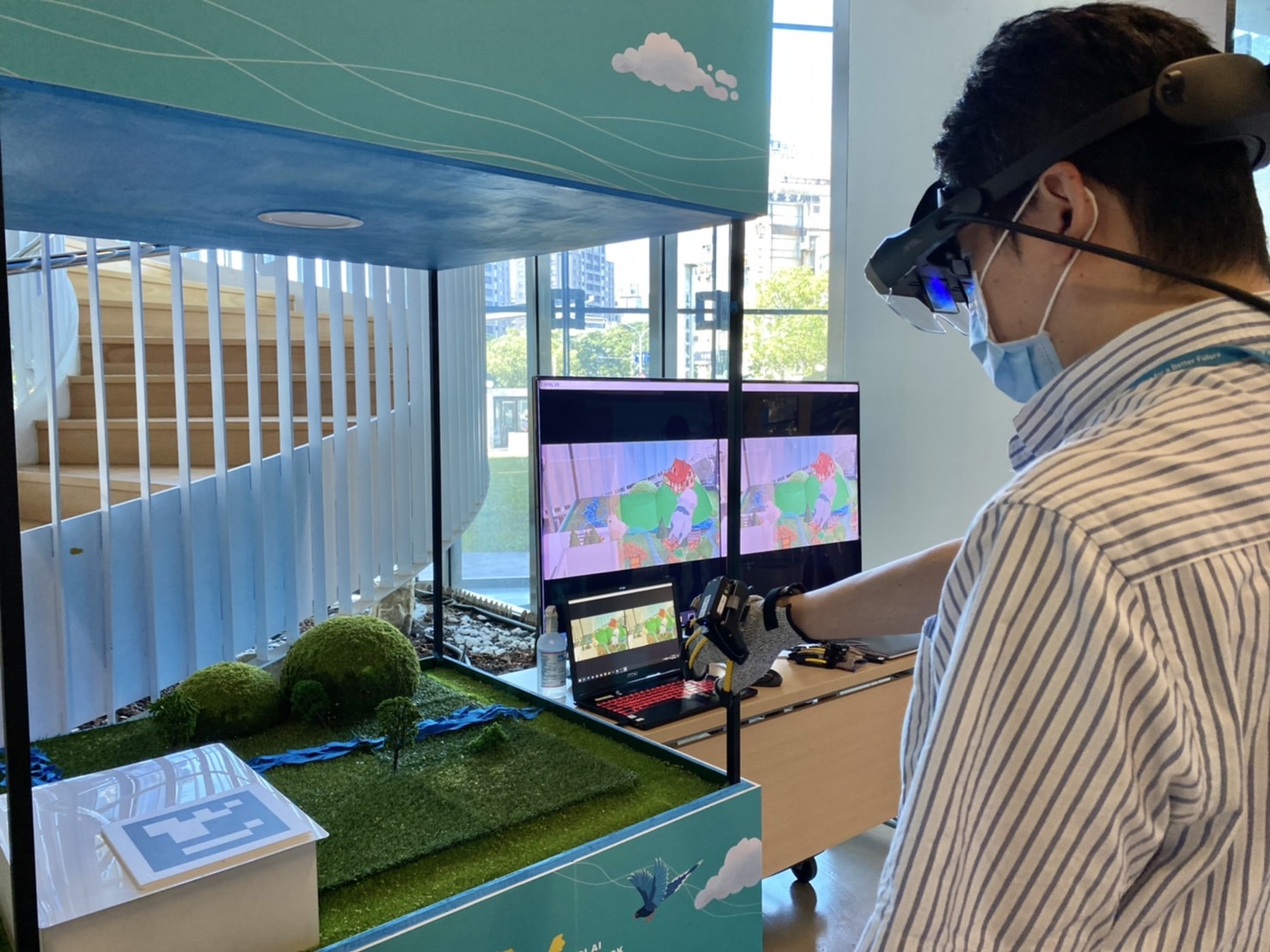 工研院在AI遊樂園展出「MR夾娃娃機－快樂農場」，透過3D虛實疊合定位，提供使用者體驗元宇宙的遊戲世界。