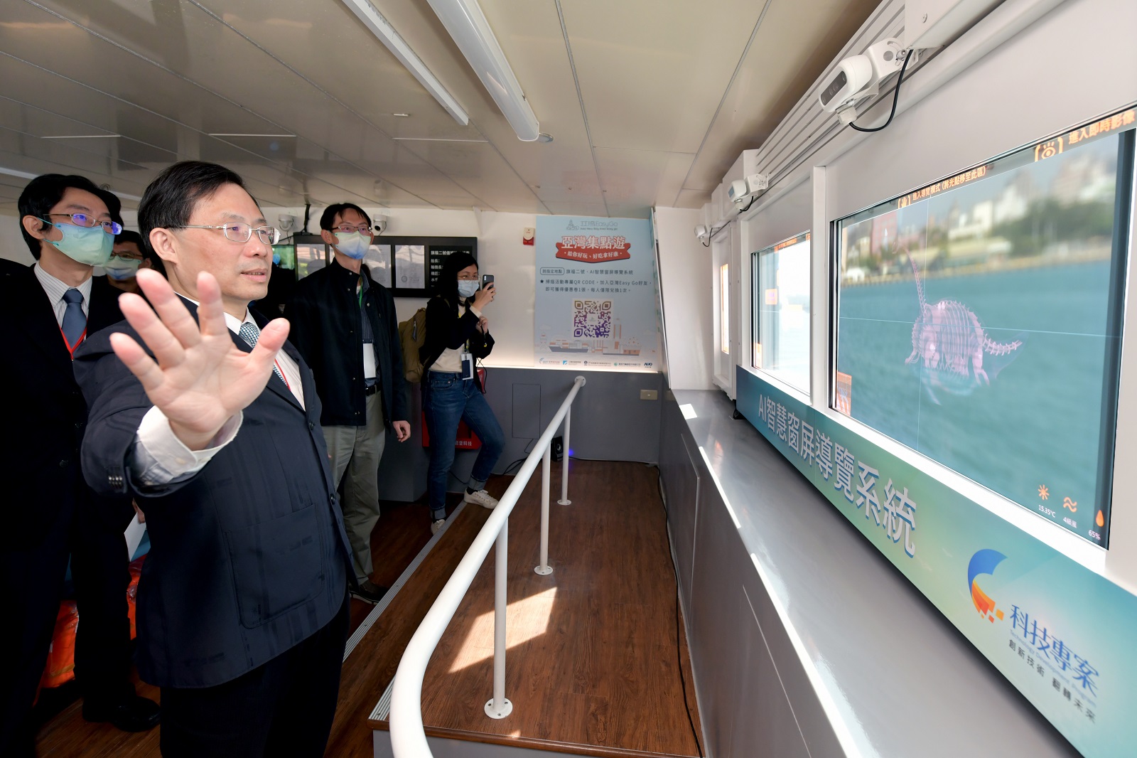 經濟部次長林全能親自體驗由經濟部補助工研院、船舶中心與友達光電開發的「AI智慧窗屏導覽系統」，已裝設在高雄第一艘智慧遊輪上，體驗多元融合的創新技術。