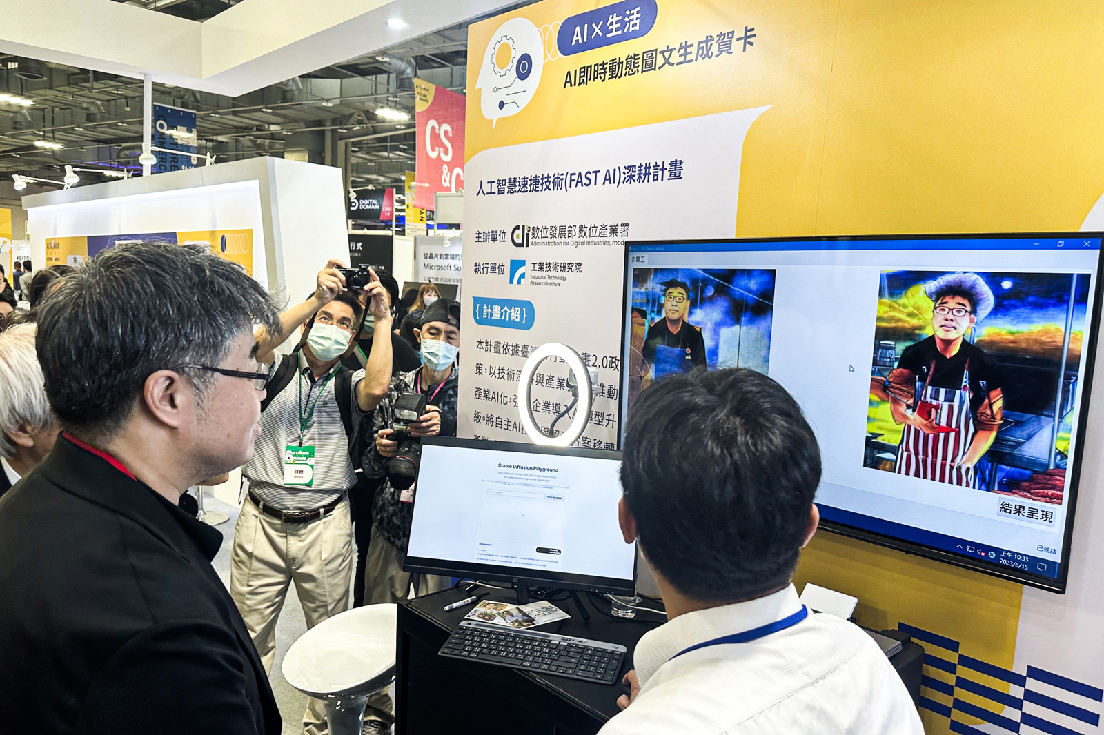 數位部次長李懷仁今（15）日在AI產業創新盛會－2023 AI Taiwan，體驗工研院首度展示的生成式AI賀卡。