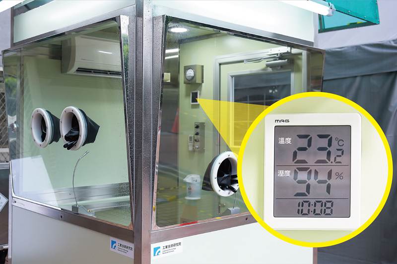 工研院正壓式檢疫亭內裝設冷暖氣機達成節能舒適特色，無論是酷暑或寒冬，24小時恆溫恆濕維持亭內舒適溫濕度，運用智慧節能科技，1天電費也不超過60元。