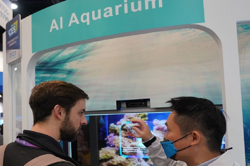 工研院在CES展示的「我視AI魚缸」吸引不少人爭相體驗，感受揮揮手就可以知道魚類的資訊的育樂功能，體驗者稱讚「非常的好玩，小孩會超愛這互動」。