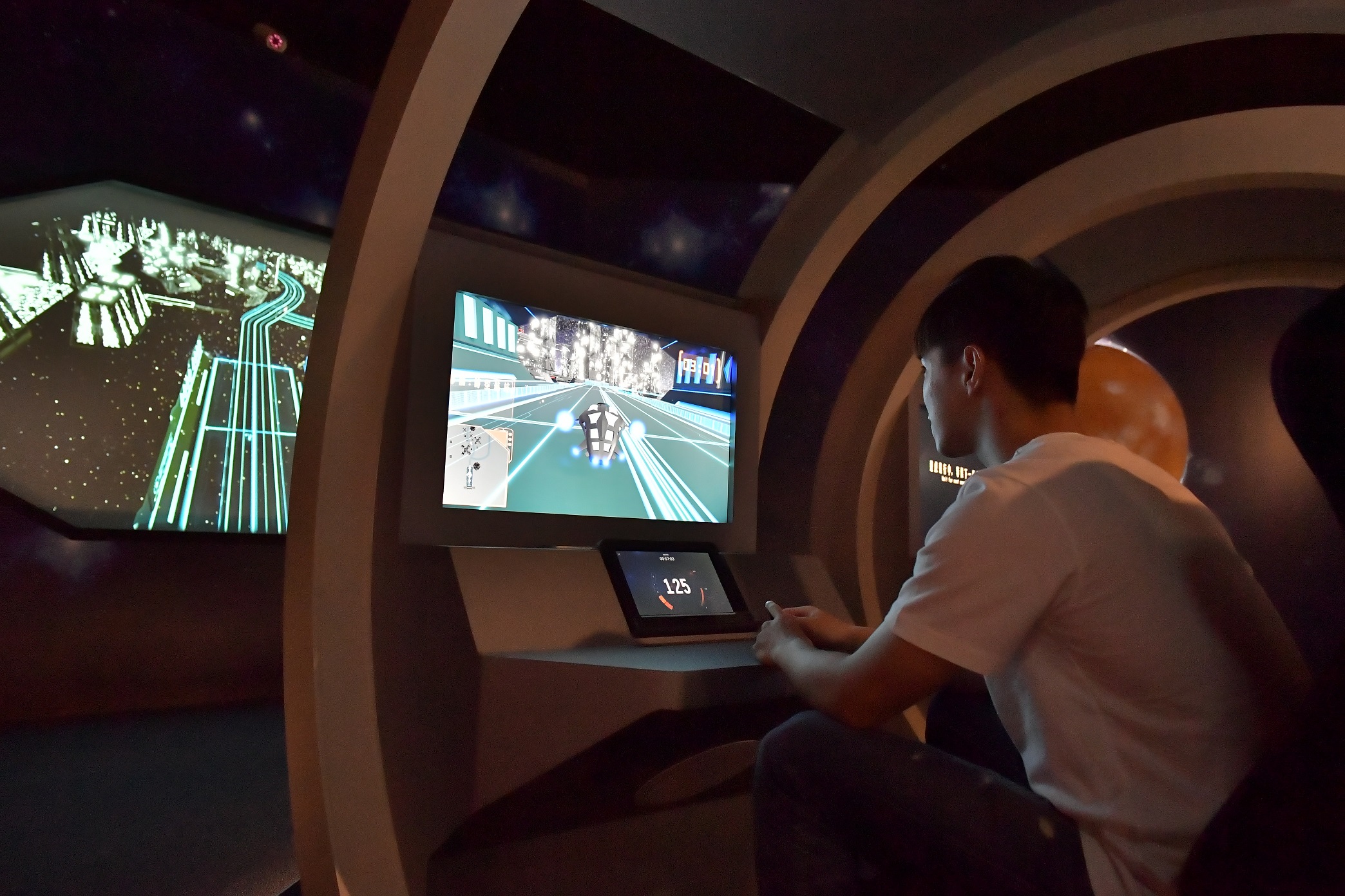 參觀者可體驗駕駛具有車載資通訊技術的智能車，在浩瀚星際廣場馳騁的快感。