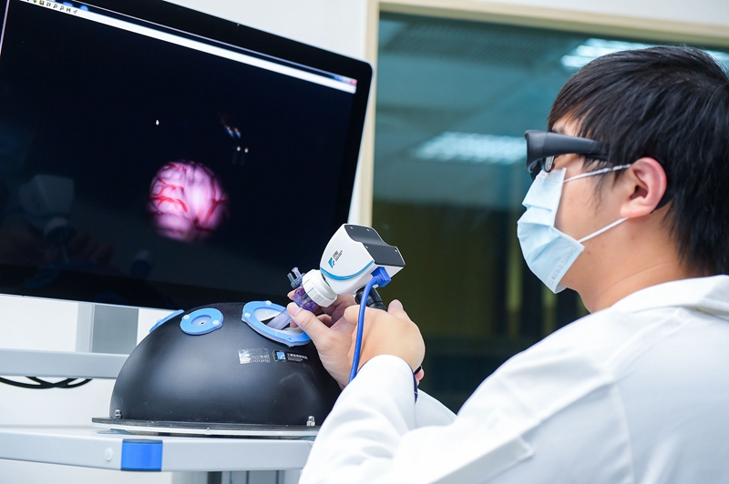 OCM內視鏡以紅外線穿透組織結構，可即時呈現1.6公厘深的斷層影像，有效協助醫師進行判斷。