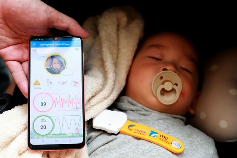 iDarlingWeaR將感測器結合包巾置於嬰兒胸口，藉由專屬APP與藍芽連線，心跳、呼吸與活動力指數一覽無遺。