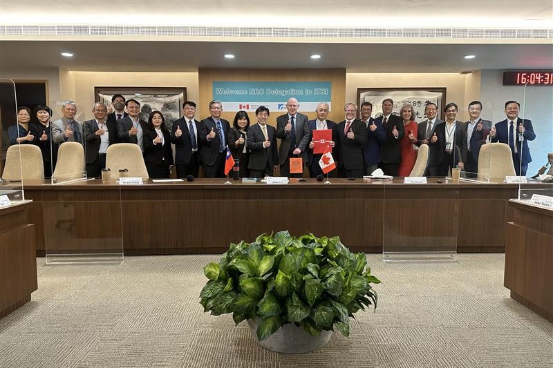 工研院攜手加拿大國家研究院共同開發輕量智慧化多功能復健手套