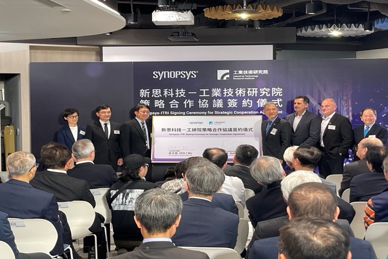 工研院與全球 EDA 巨擘新思科技(Synopsys)簽署策略合作協議(SCA),打造跨國聯合創新引擎,加速矽光子、量子運算與實體 AI 前瞻佈局