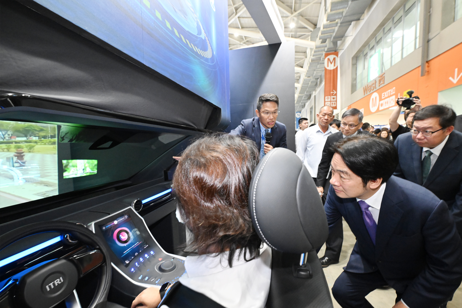 經濟部2024 Touch Taiwan展出23項前瞻顯示技術　工研院發表臺灣最大曲面互動顯示器　化身許願樹促成佳偶