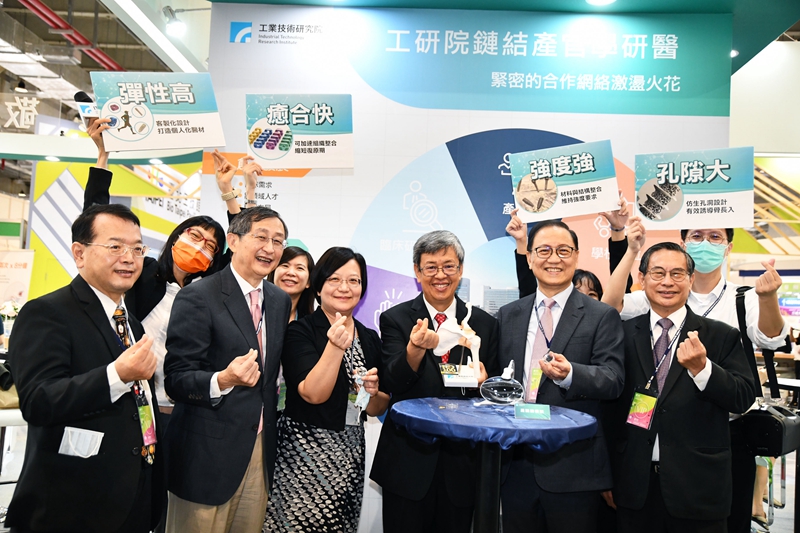 工研院在「2021 BIO ASIA-Taiwan亞洲生技大會」，揭示下世代智能化、綠金化趨勢，透過創新研發加值，協助臺廠搶攻高階醫材市場。圖為工研院生醫所副所長沈欣欣（左3）向前副總統陳建仁（右3）、亞洲生技大會主席李鍾熙（右2）解說工研院研發的「促進組織整合仿生3D列印技術」，榮獲2021全球百大科技研發獎肯定。