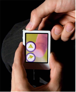 這種將觸控面板裝在背面的產品原型讓使用者的手指不會遮住螢幕 