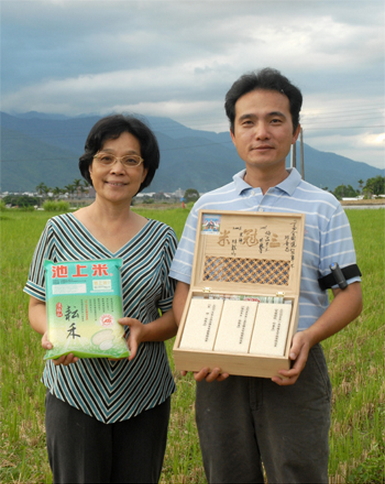 種好米、賣好米、推銷好米，歸鄉青年陳政鴻與母親手拿外觀設計大方的真空包裝米，及有三屆米王背書的三冠王米禮盒。