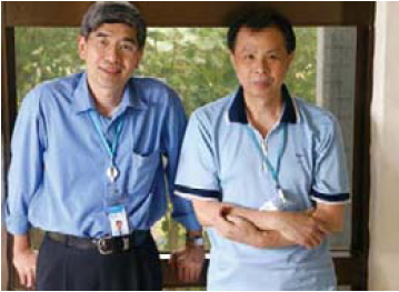張文成(左)與詹國鴻(右)在不到一個月的時間內，以救護車e化服務系統為基礎，開發出此次聖母峰生理資訊遠距傳輸/接收系統。