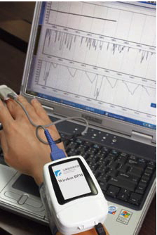 非侵入式連續血壓監測系統僅有簡單的一具量測模組，以及少數線材連至身體，可同時監測多項生理數值。