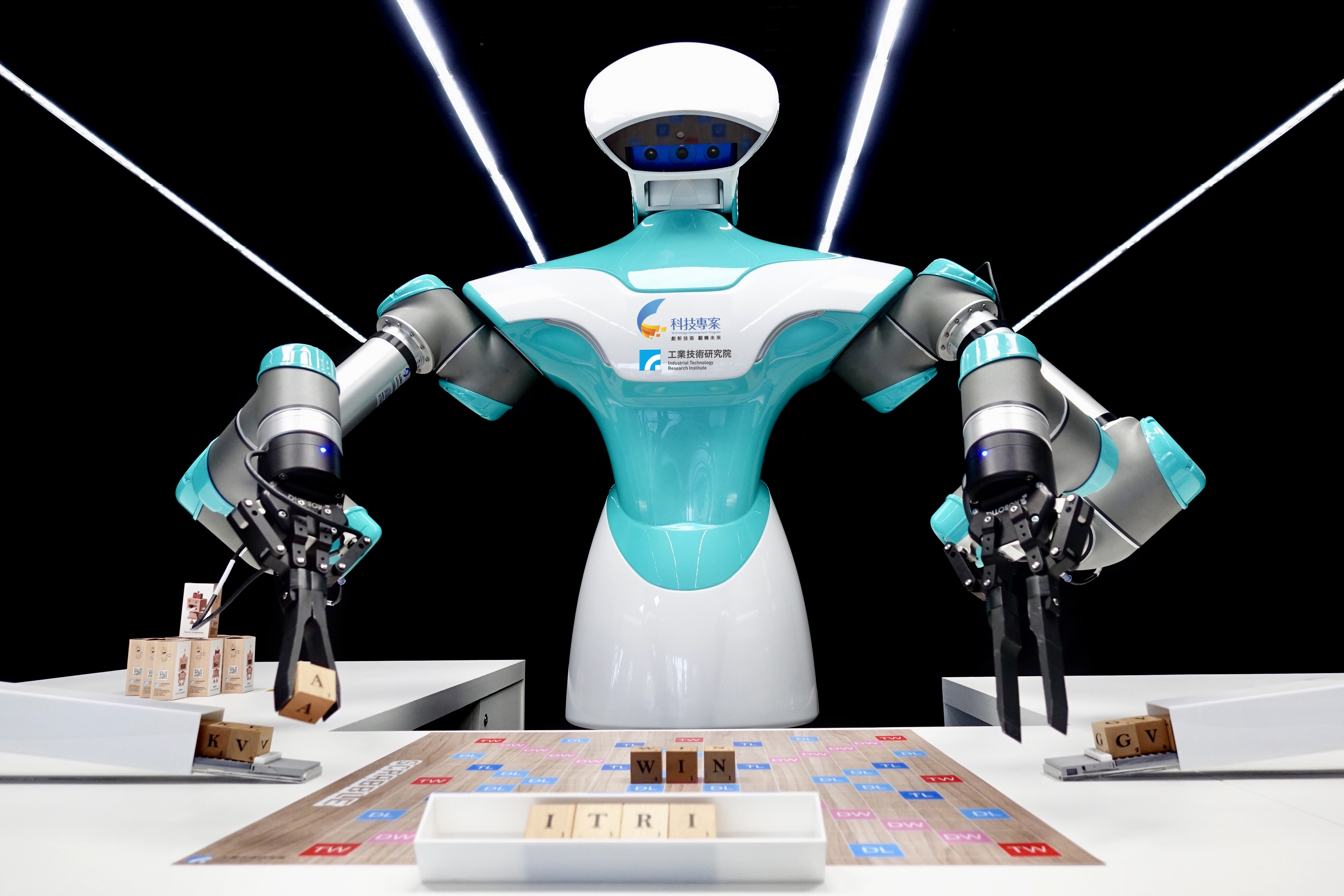 具視覺感測、自我學習、思考及判斷能力的「智慧視覺系統機器人」榮獲機器人與無人機類（Robotics and Drones）創新獎。