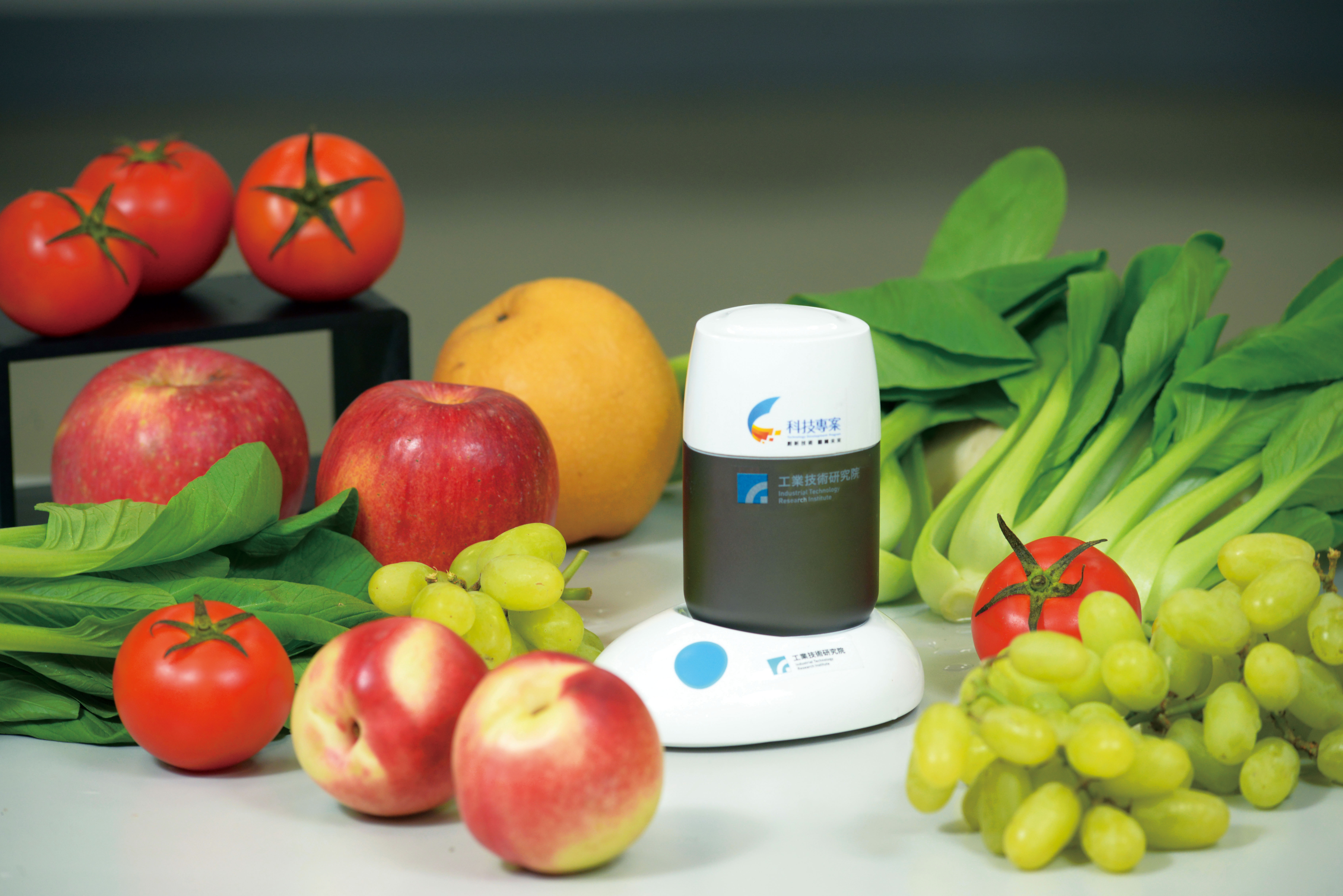 利用化學品裡的光譜訊號，研發出可讓農藥無所遁形的「隨手型智慧蔬果農藥檢測器」榮獲家電類（Home Appliances）創新獎。