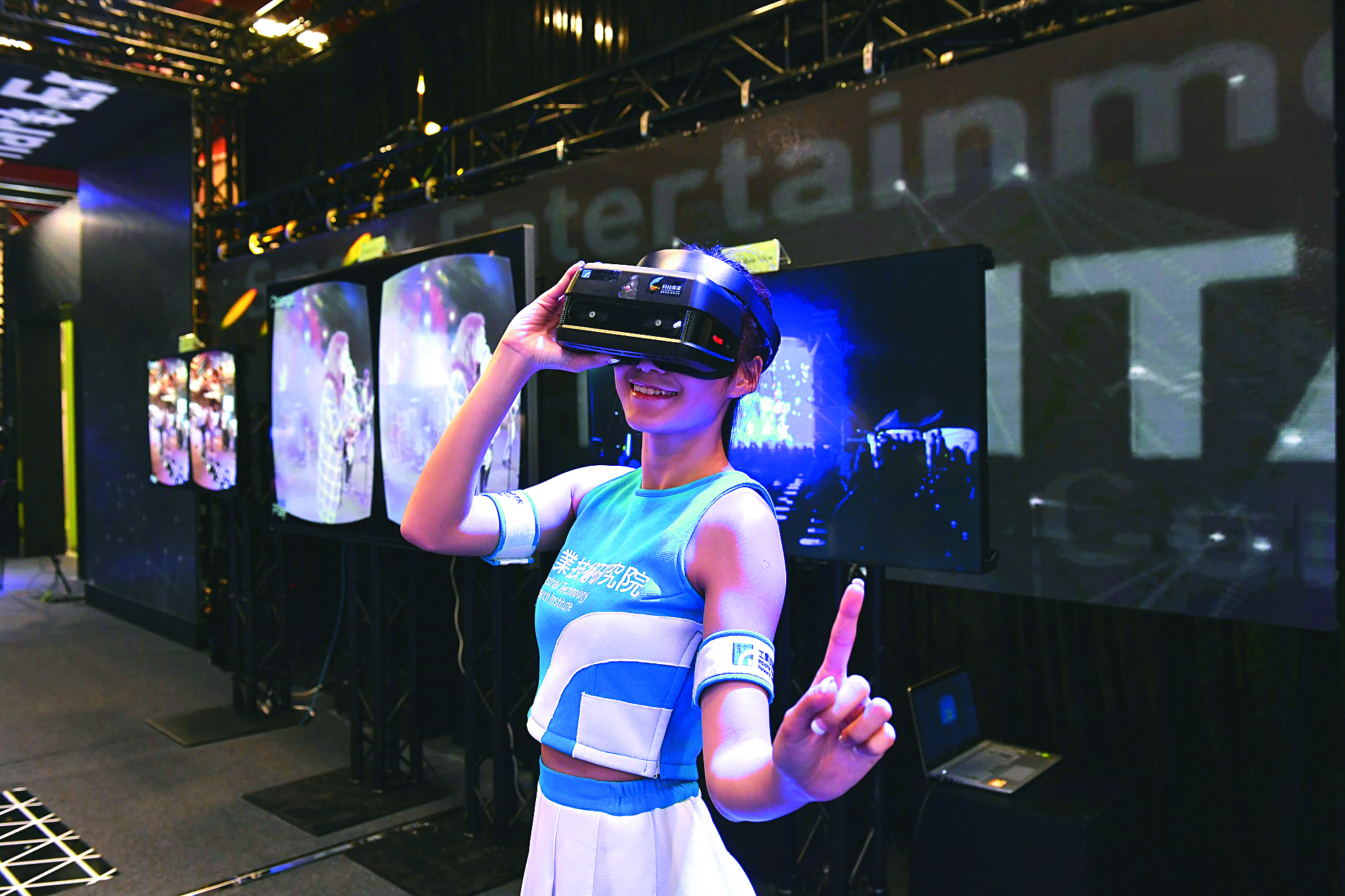 「場內VR360全景視訊直播技術」在應用上十分廣泛，使用者只須戴上VR眼鏡，即可體驗絕佳聲光效果，享受宛如現場般的震撼。