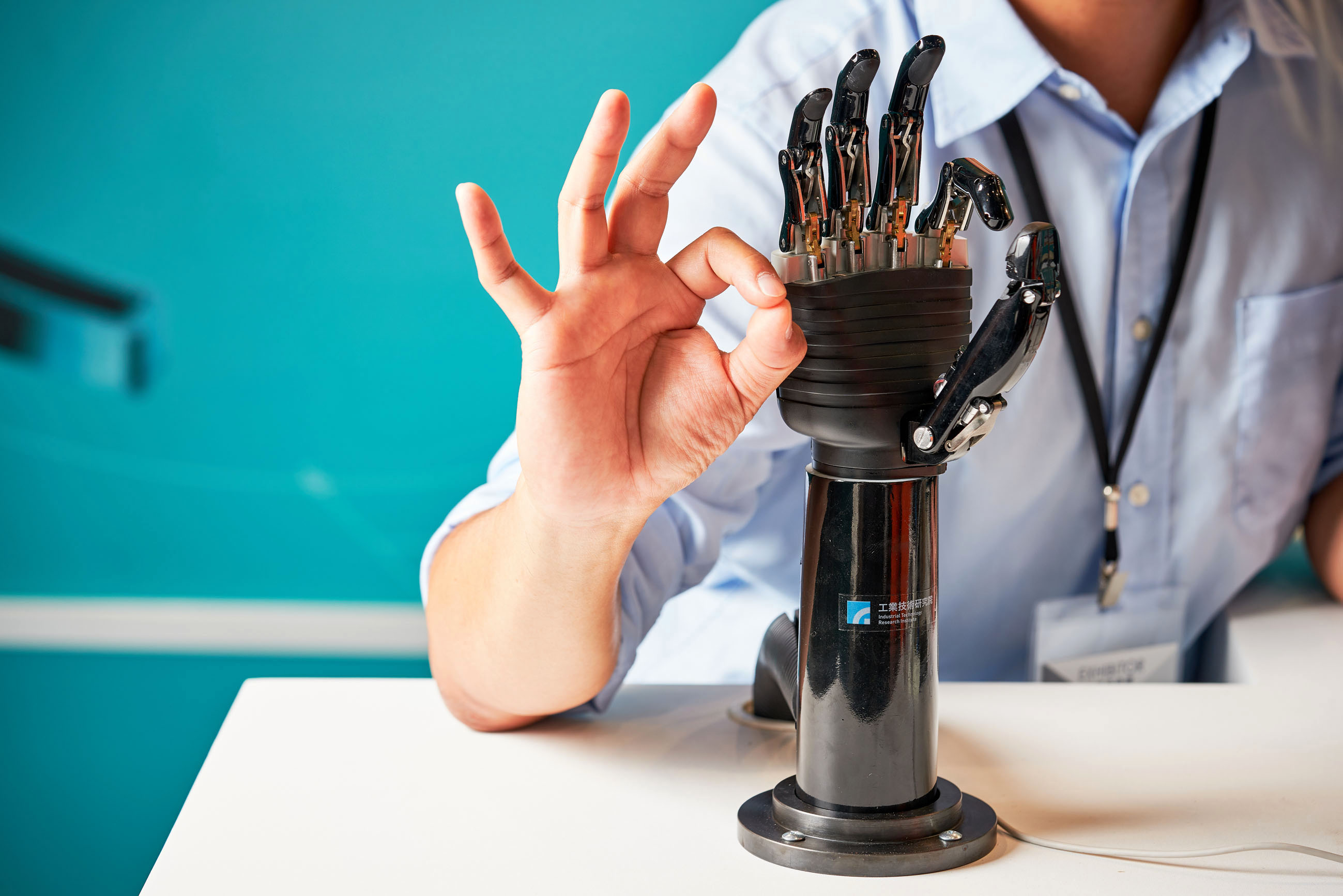 工研院研發的「多自由度仿生機械手爪」直接模擬人類真實手掌結構進行設計，重量輕巧，5根手指可彎曲抓取形狀不規則與軟性物件，動作更細膩。