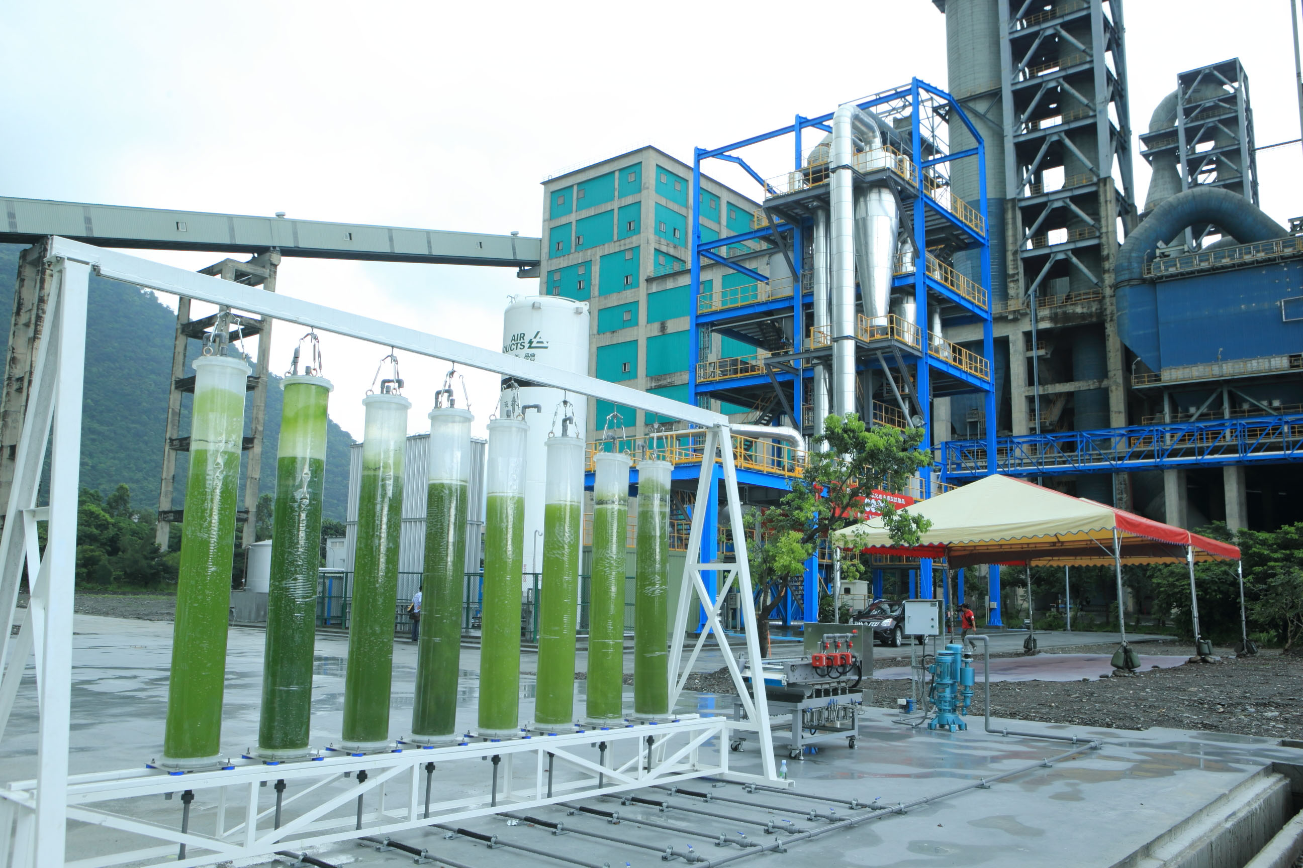 工研院與台泥合作建置全球規模最大的鈣迴路捕獲二氧化碳試驗廠，將捕捉到的二氧化碳用於養殖雨生紅球藻，做到工廠零排放。
