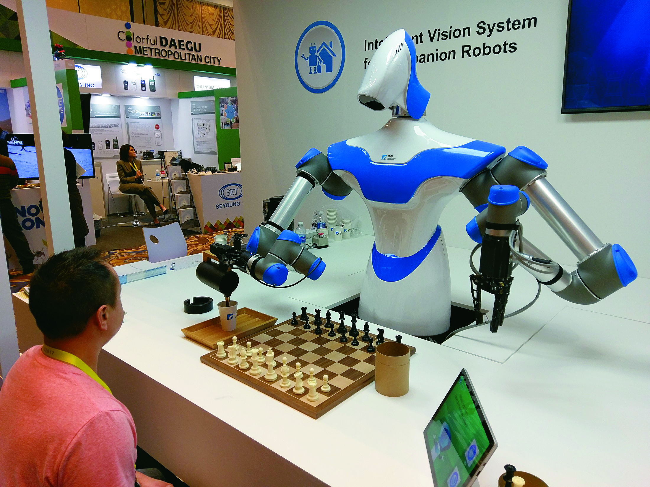 在生活中，有各種不同應用 AI 的智慧機器人，不只能夠理解人類的表達、還可與人互動，圖為工研院所研發之「智慧視覺機器人系統」。