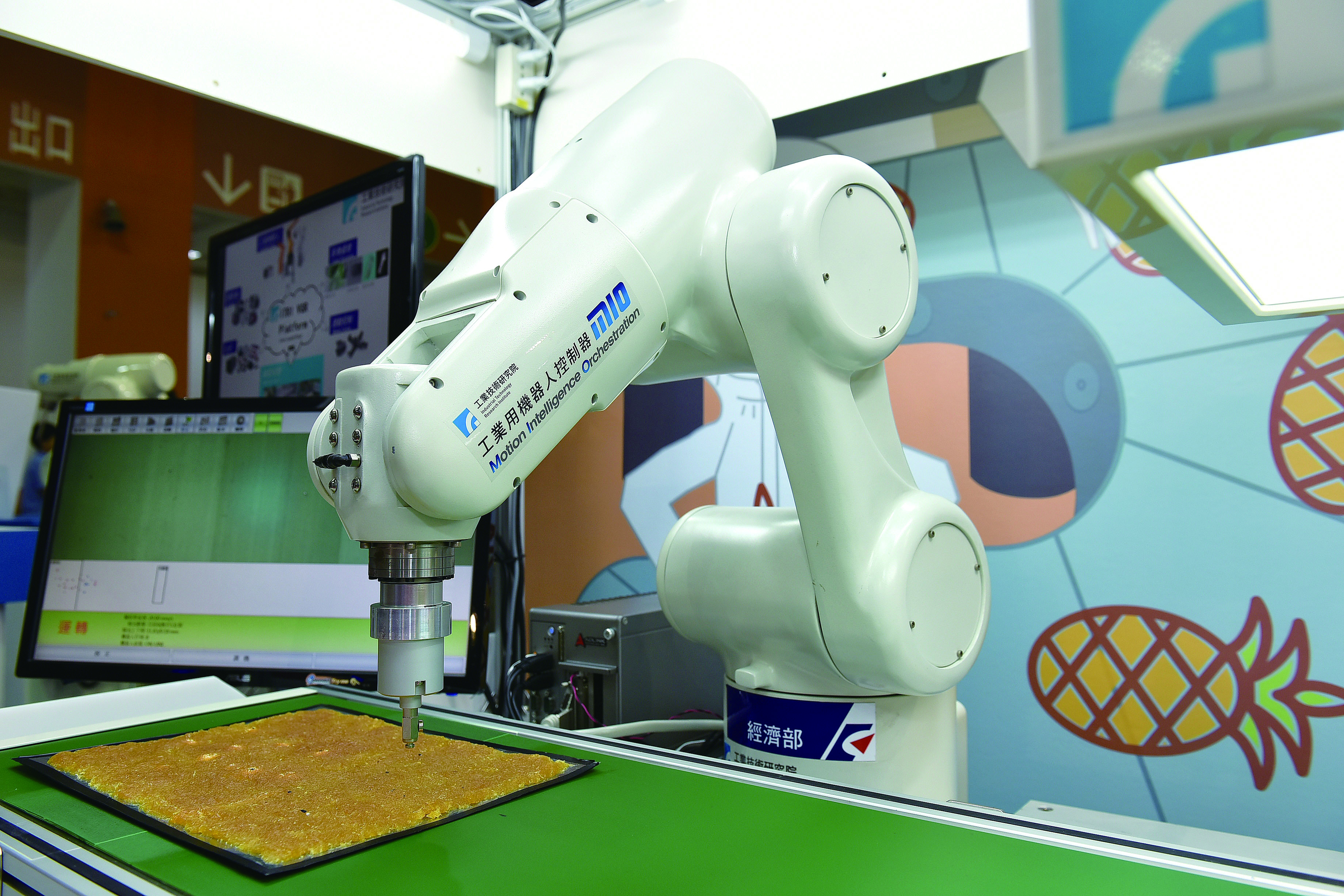 工研院研發出會揀選鳳梨酥內餡的機器人，可精準剔除熱燙、黏稠原料中燒焦的纖維、種子等物質。