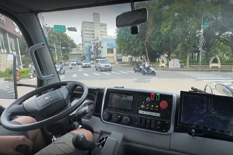 自駕物流車行駛在汽機車混合車流的市區開放道路，運算系統處理複雜的人、車、路等資訊。