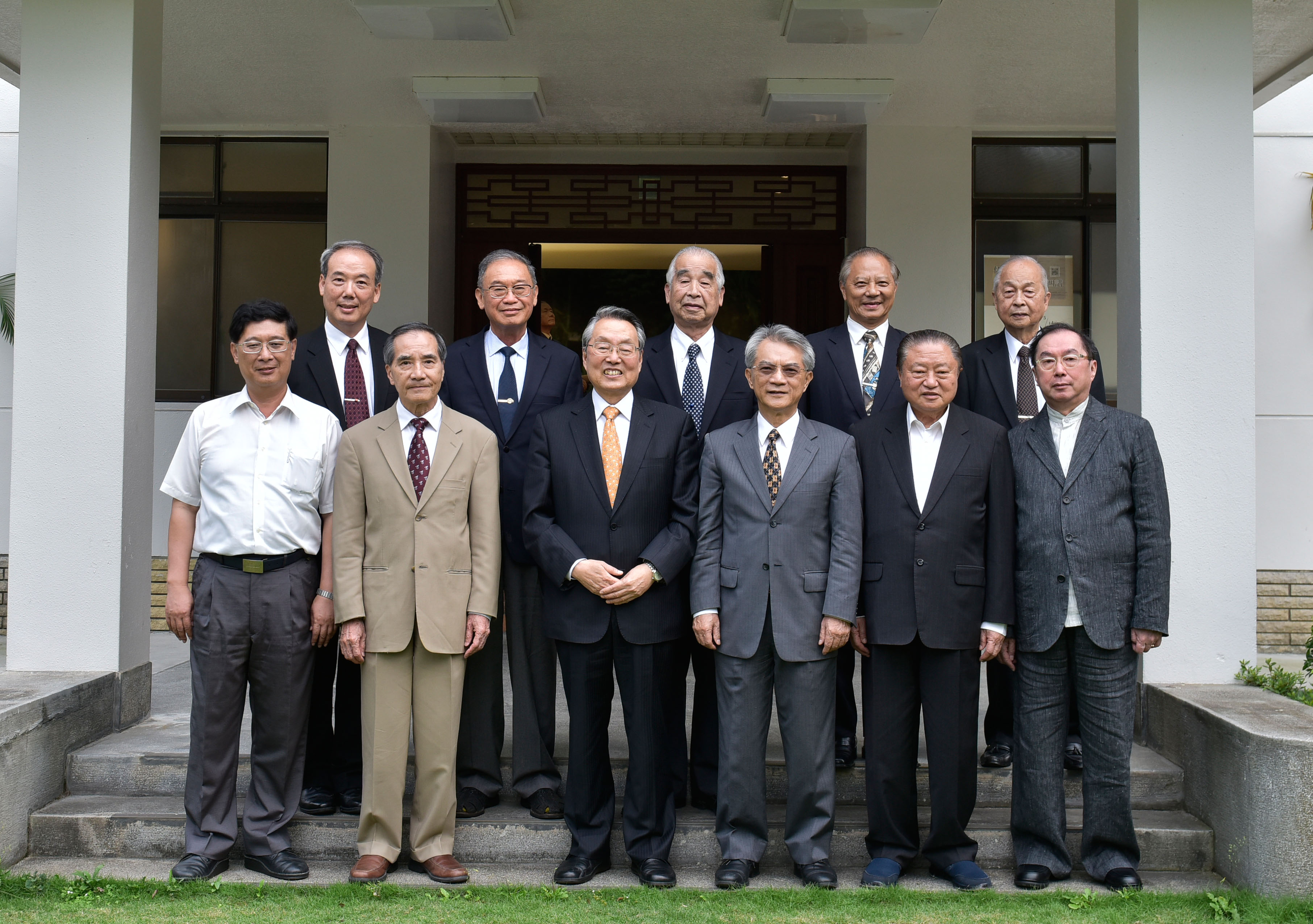 工研院日前舉行院士聯誼會議，會議主席施振榮（前排左三）等九位院士與會，提出臺灣產業發展的未來展望。