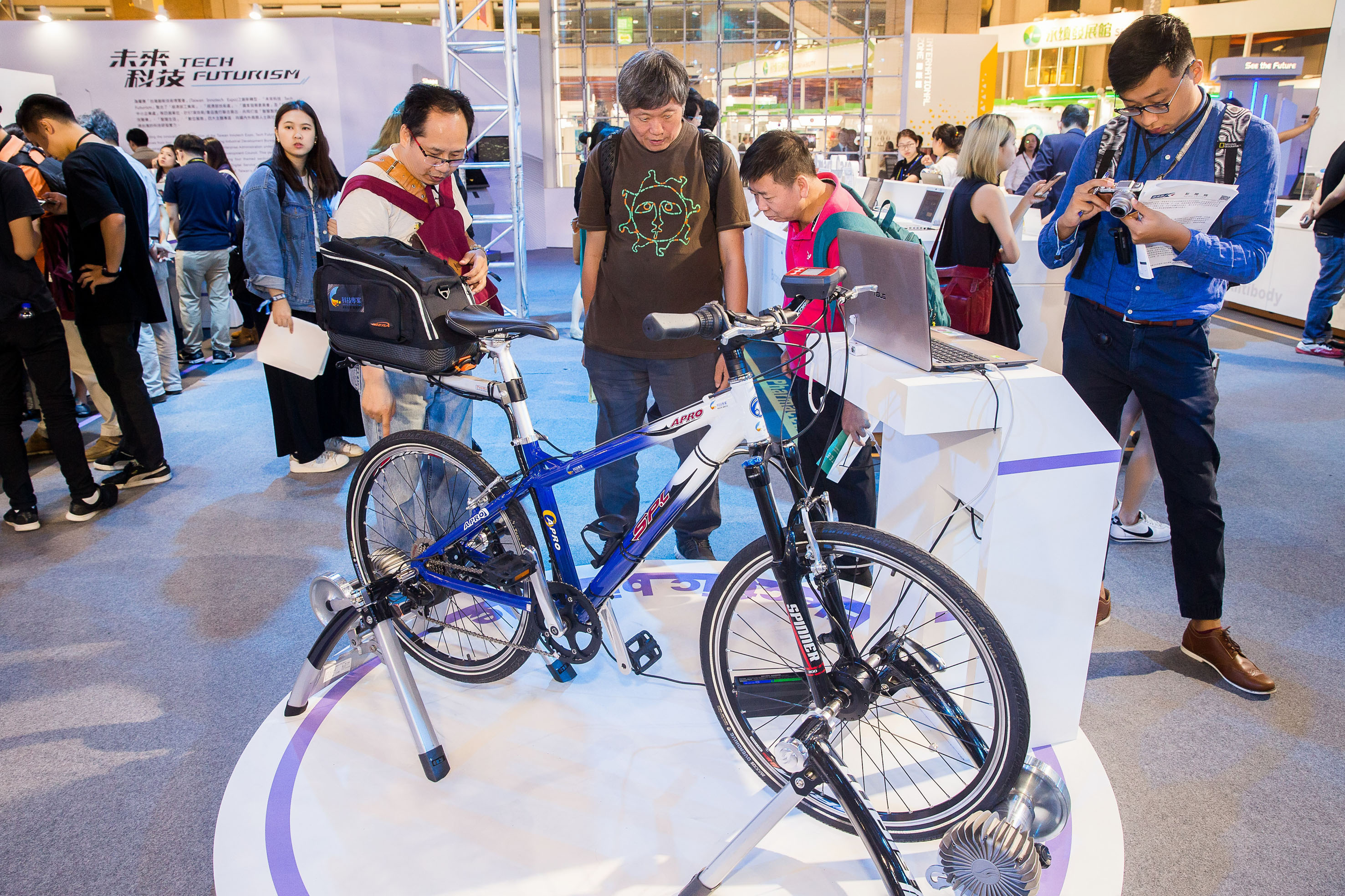 今年的「台灣創新技術博覽會」中，展示出包含電動輔助自行車等亮點技術成果，吸引現場許多民眾圍觀。