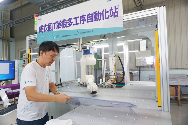 與工研院合作的「成衣圓T單站多工序自動化站」，以6軸機械手臂結合視覺感測器，將原本多工序的車縫作業整合為一站式完成，促使臺灣成衣業邁向半自動化。