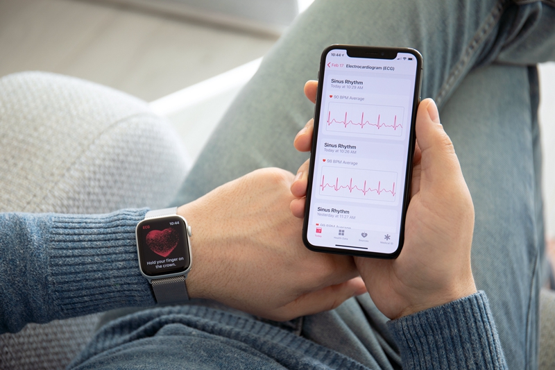 除了專業裝置外，病人也可以透過簡易的穿戴式裝置偵測，像Apple Watch針對心房顫動的診斷準確度也高達97.5%。