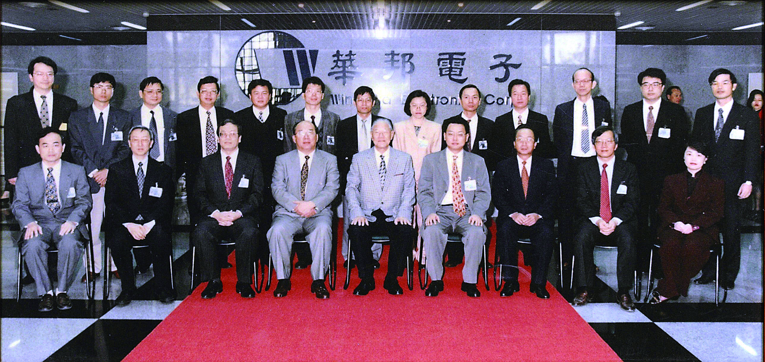 1995年，焦佑鈞（前排右4）與為時任華邦電子總經理楊秉禾（前排左3）於華邦電新竹6吋晶圓廠接待前總統李登輝（前排右5）參訪。（華邦電子提供）