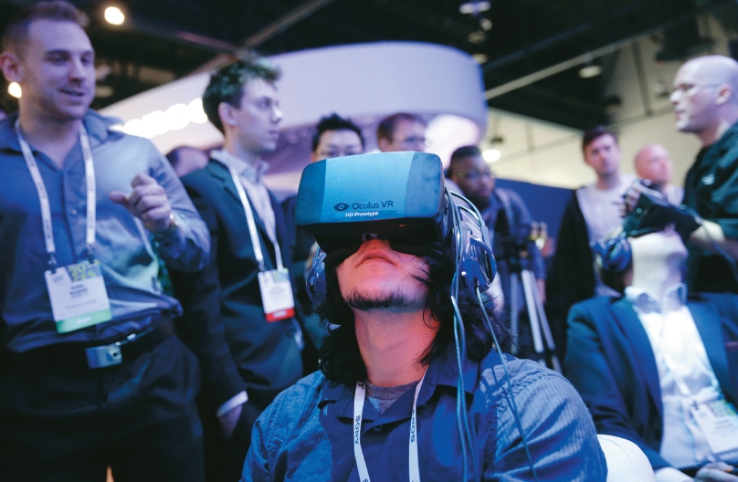未來ICT產業發展也將從少數主流裝置的激烈競爭，轉為多種創新載具的多頭發展，其中，AR／VR載具將在遊戲、訓練與體驗上發揮。