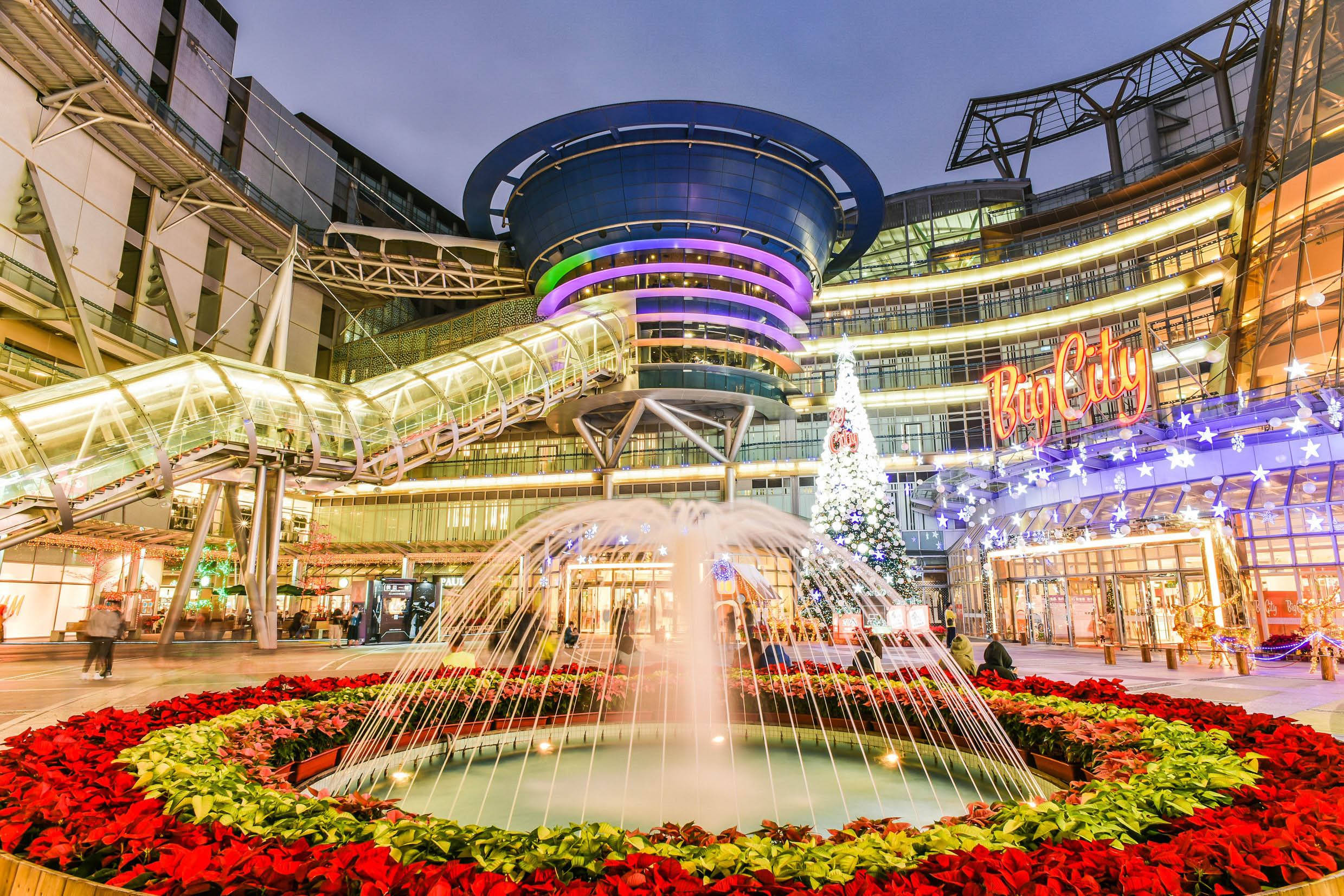 新竹市的遠東巨城購物中心除了是知名的拍照打卡景點，在2018年更創下營業額116億元的新高，名列全台八大百貨商場。 
