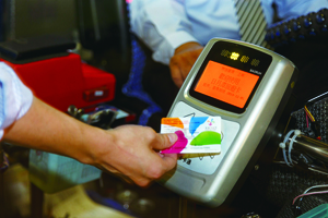 工研院建置「電子旅遊套票創新服務」，透過悠遊卡為載體，讓遊客可以輕鬆一卡暢行玩到底。