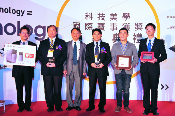 今年科技美學國際賽事獲獎典禮中，臺灣技術設計一舉大滿貫囊括4項大獎，經濟部技術處處長傳偉祥（左三）特別表揚獲獎團隊。