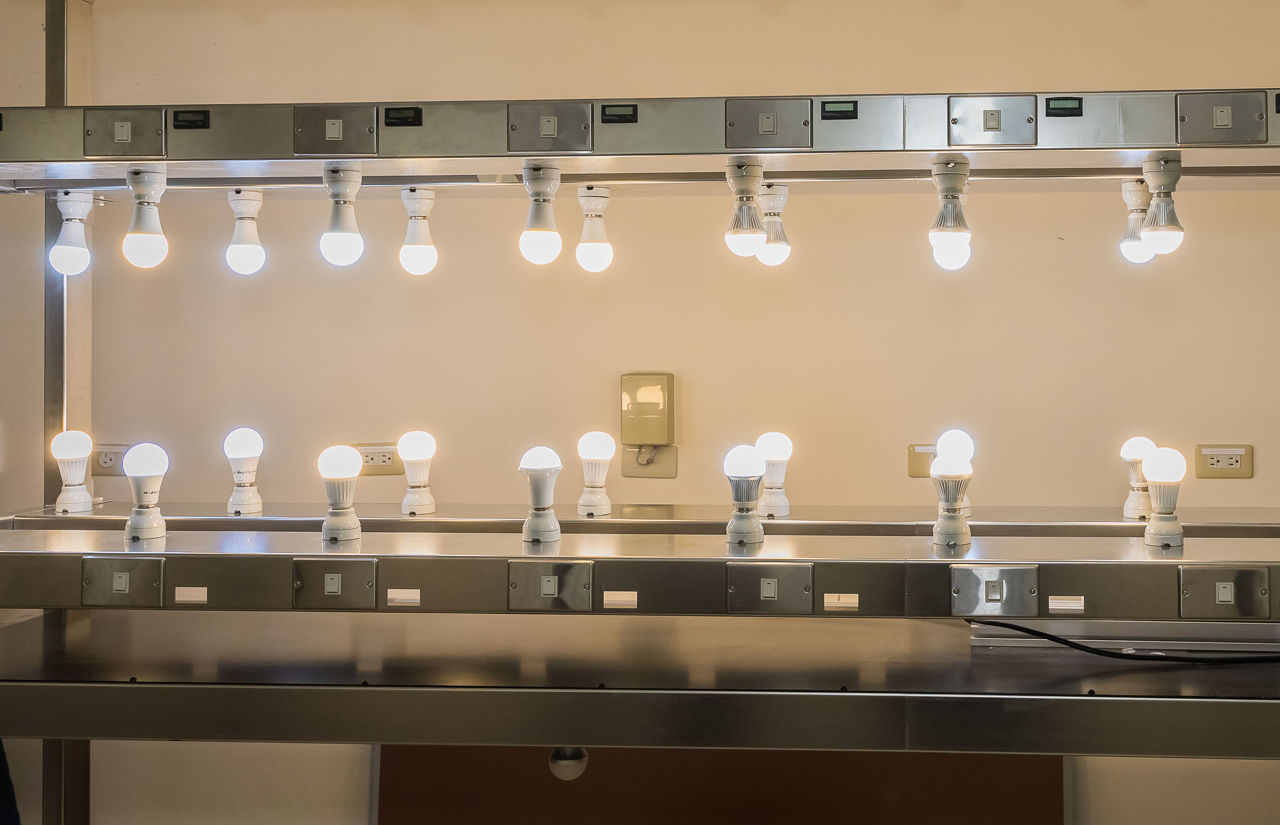 枯化光衰量測系統： 隨著燈具使用時間拉長，發出來的光也會逐漸減弱變暗，產生光衰狀況。一般LED球泡燈，需經過至少2,000小時、甚至多達6,000小時以上的測試，以測定其光衰程度是否合於規範。