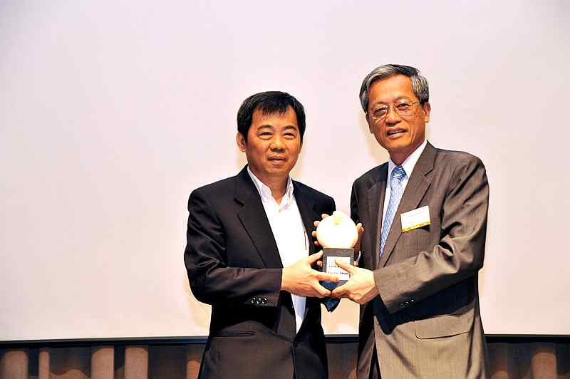 蕭慈飛與長興團隊，成功研發關鍵電子材料，為臺灣資訊電子製造提供就地供貨優勢，提升臺灣電子業的競爭力功不可沒，2010年獲半導體業最高榮譽ERSO Award。
