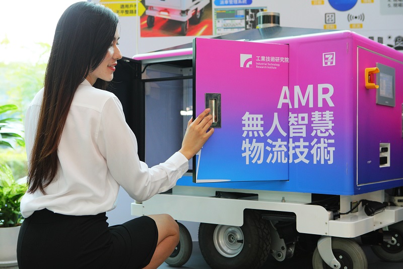 臺灣首創的室內、戶外共用型AMR自主式移動機器人，結合5G通訊網路遠端監控，可以自己搭電梯，提供「門到門」 、「零接觸」的創新商業模式。