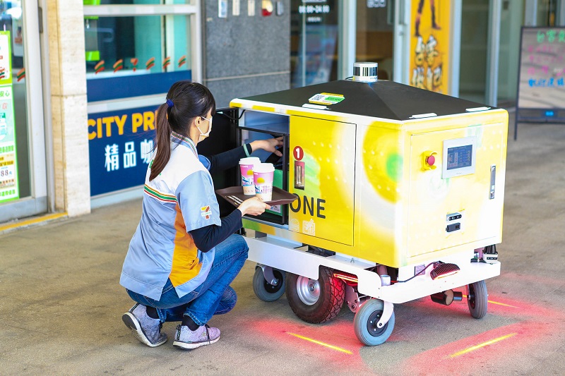工研院打造全臺第一個機器人外送員「Cubot ONE」，自2023年3月起於高雄軟體園區跨出機器人戶