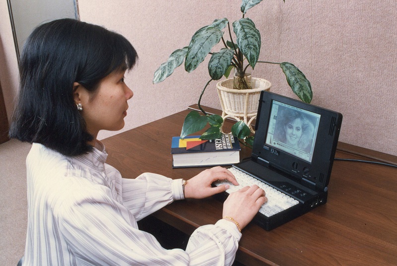 1990－工研院聯合46家廠商成立「筆記型電腦聯盟」，一年內開發出筆記型電腦，並在國際電腦展中大放異彩。