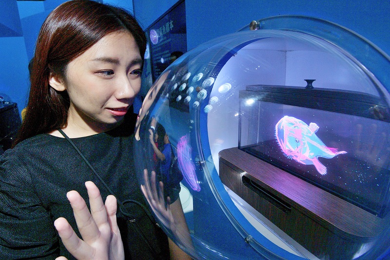 工研院攜手錼創科技打造極透明、高亮度的深海魚透明顯示器，正式導入桃園都會型水生公園Xpark，讓遊客體驗互動的奇幻水世界。