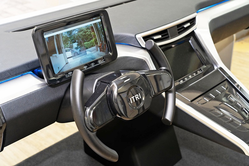 工研院研發「V2X See Through」技術，讓駕駛在汽車螢幕上不只能看到前方畫面，甚至還能穿透前車，看到前車視野，彷彿具備「千里眼」般的超能力，強化行車安全。